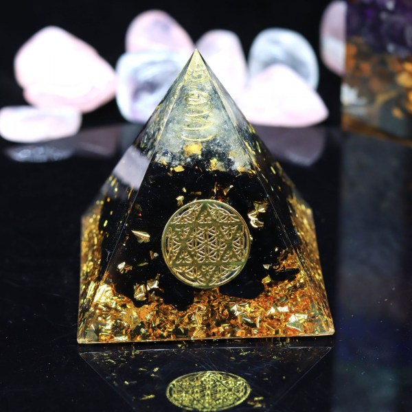 Healing Crystal Sphere Orgone Pyramid med Reiki Obsidian Chip Stones och Energy Spiral Symbol Orgonite Pyramid för skydd