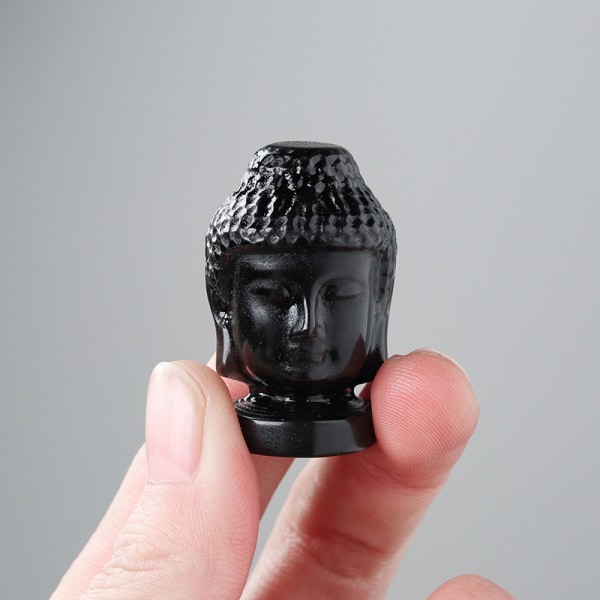 Parantava musta obsidiaanikivi-buddha-hahmo, käsin veistetty Buddha-patsas kodin sisustamiseen Reiki-meditaatiojooga