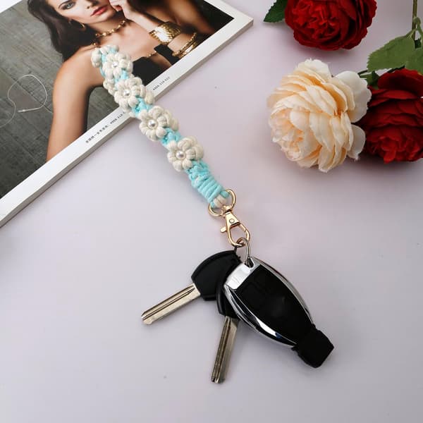 Macrame nøglering Håndlavet håndledsrem nøglering Håndledsrem til nøgler Sød blomst nøglering Nøglering til kvinder Pearl white