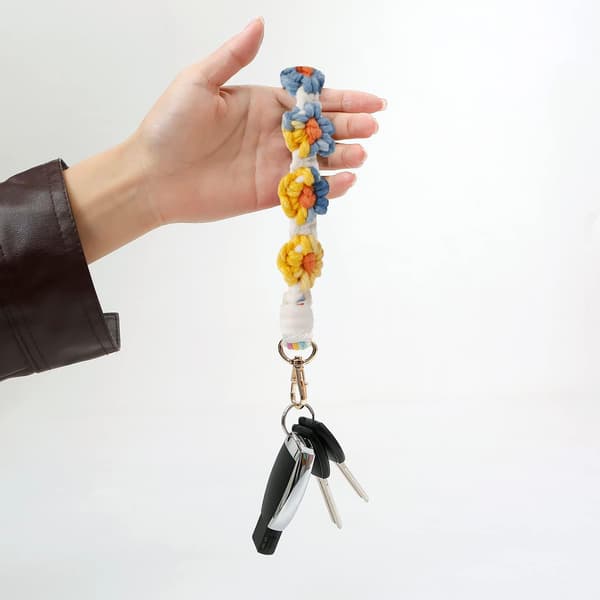 Macrame nøglering Håndlavet håndledsrem Nøglerem til nøgler Sød blomst nøglering Nøglering til kvinder Multicolour3