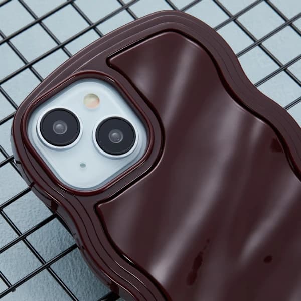 iPhone 15-deksel med bølget tekstur, vinrød, AB