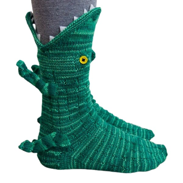 Neulotuilla eläinkuvioilla varustetut joululahjasukat Crocodile