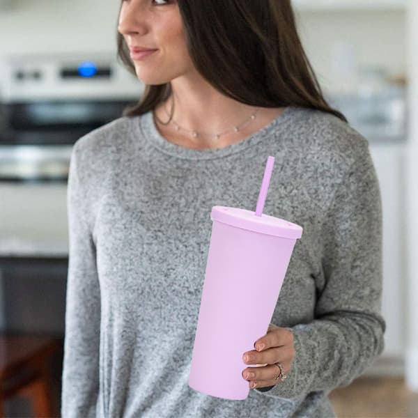 700 ml genanvendelig plastikbæger, ensfarvet med låg og sugerør light purple