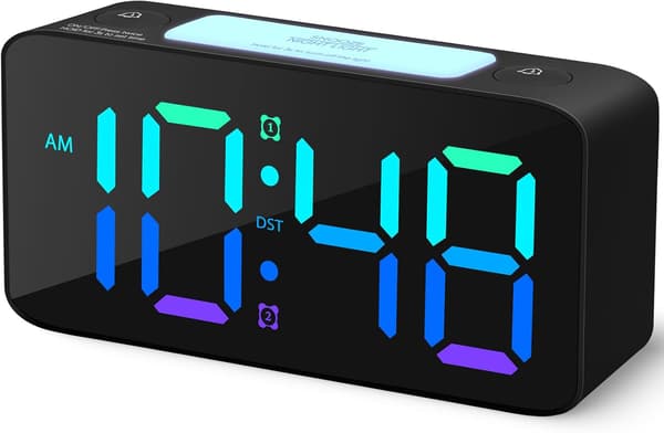 Superhög väckarklocka för tunga sovare, digital klocka med 7-färgs nattljus, justerbar volym, dimmer, USB-laddare, små klockor för sovrum