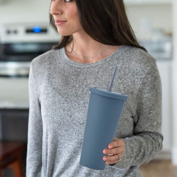 700 ml genanvendelig plastik kop, ensfarvet med låg og sugerør ink blue