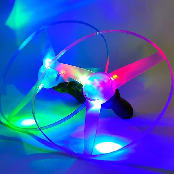 3 st LED-belysning Flygande Disc Propeller Helikopter Leksaker Dra String Flygande Fat UFO Snurrande Topp Leksak Barn Utomhus Kul Spel