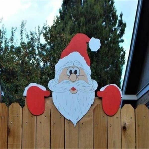 Julepynt, rensdyr og julemandsfigur på hegnet, julehavepynt til hjemmet