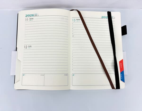 Daglig kalender 2026 - A5 sort foret notesbog med rem (180 ark) 394