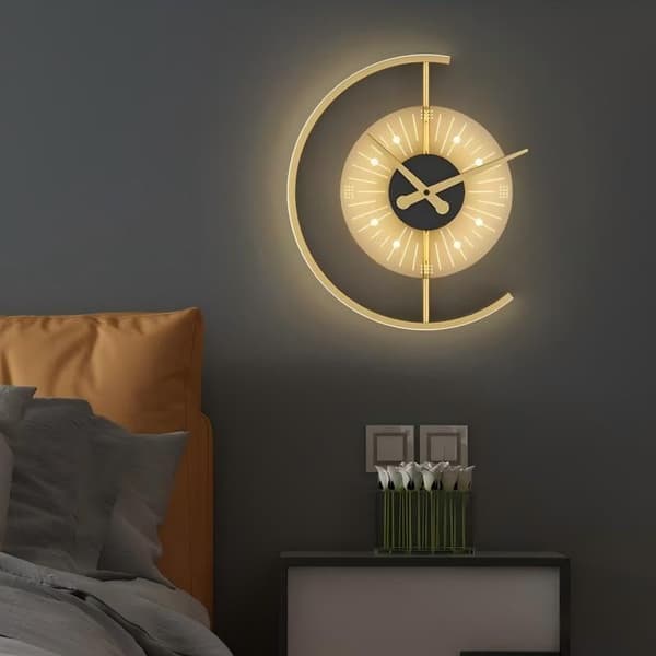 Moderne LED vægur, halvmåneform i smedejern, med justerbart trefarvet LED-lys, ideel til indretning.