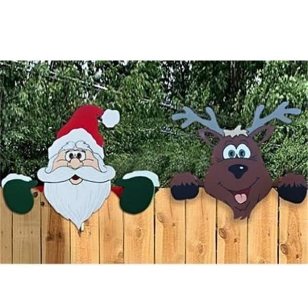 Julepynt, rensdyr og julemandsfigur på hegnet, julehavepynt til hjemmet