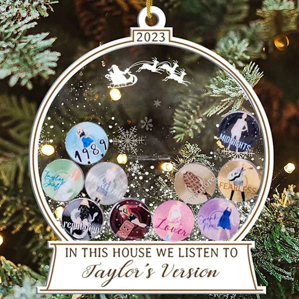 I det här huset lyssnar vi på Taylors version Prydnad Lätt julfestdekoration för julgran 2pcs