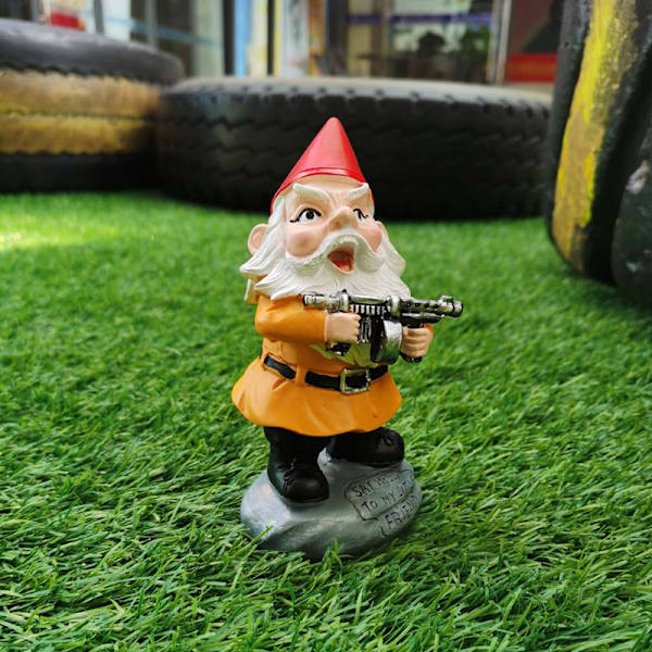 Nyckfull Arg Gammal Mr Gnome Dvärg Hållande Verktyg Varning Planka Skylt Staty Inomhus uteplats Veranda Poolside Gnomes Staty