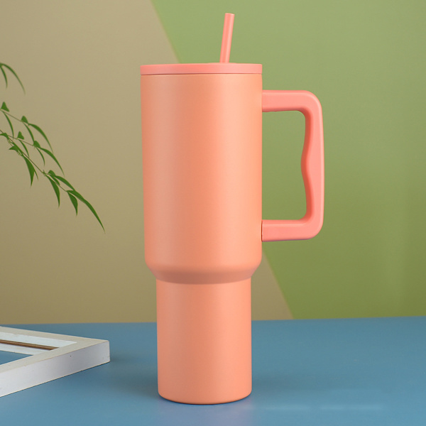 Enfärgad rostfri kopp med halm Läcksäker drickskopp med stor kapacitet för hembilskontor Pink