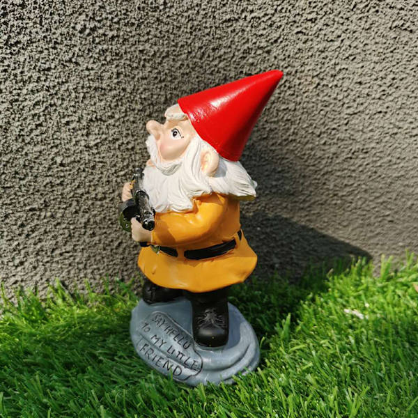 Nyckfull Arg Gammal Mr Gnome Dvärg Hållande Verktyg Varning Planka Skylt Staty Inomhus uteplats Veranda Poolside Gnomes Staty