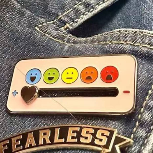Interactive Mood Pin Snygg lätt krage Accessoarer Alla hjärtans dag present Smiling Face
