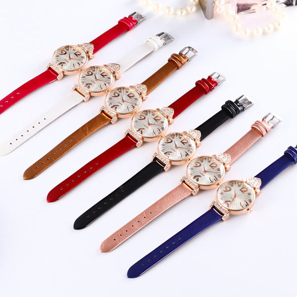 Kvinnor Casual Quartz Watches Mode Rhinestone Watches Rund Urtavla Läderrem Damklockor Rose Red