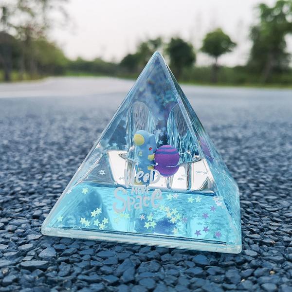 Flytande kvicksand Pyramid Blyertspenna Hållare Mysterious Space Akryl Harts Skrivbord Dekorativ Organizer Blue