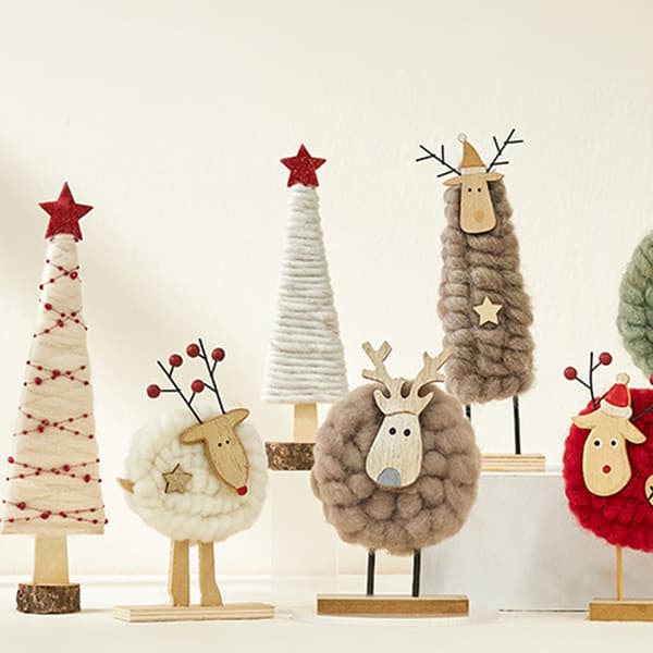 Söt fårfiltprydnad av jul Utsökt bärbart bordshantverk för sovrum White Standing Elk