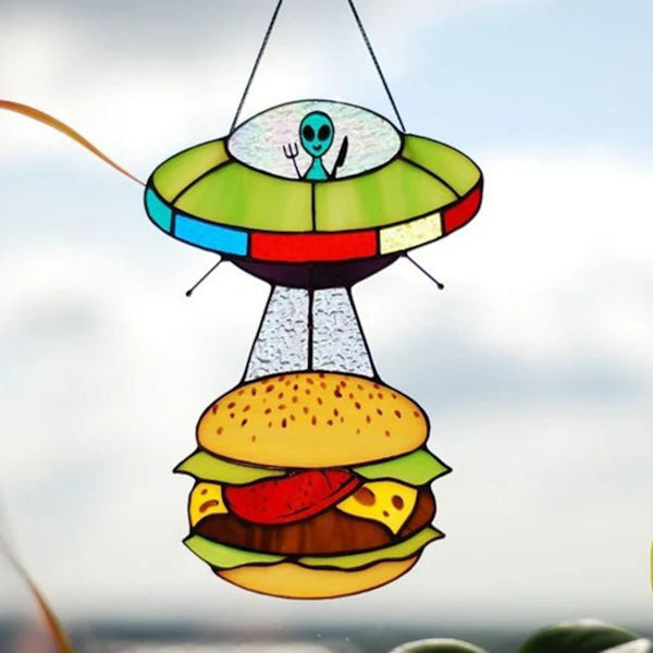 UFOs bortförande en ko målat glas solfångare personliga färgglada målade fönster bil charmhänge Hamburger