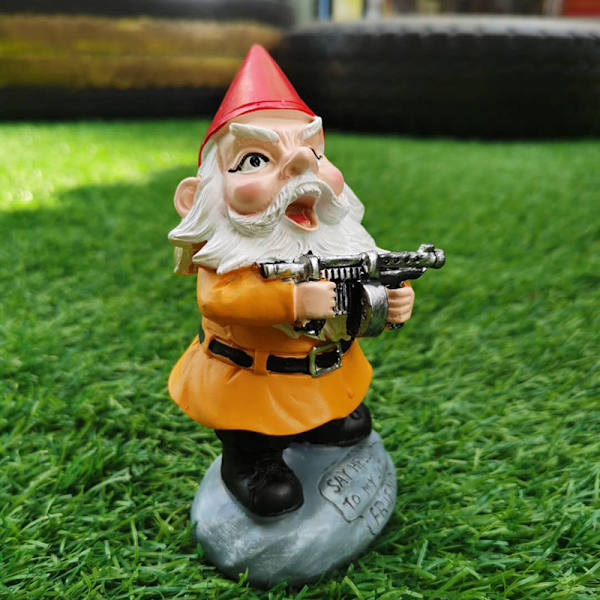 Nyckfull Arg Gammal Mr Gnome Dvärg Hållande Verktyg Varning Planka Skylt Staty Inomhus uteplats Veranda Poolside Gnomes Staty