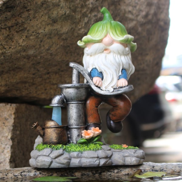 Solar Fairy Gnome Staty Ljus Dvärg Med Knopp Hatt Pumpande Vatten Rolig Liten Resin Gnome Utomhus Trädgård Prydnadslampa