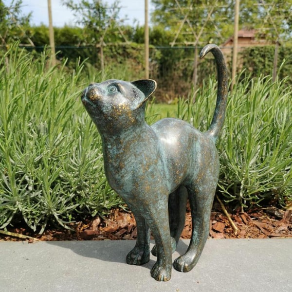 Vacker kattstaty med rundad baksida trädgårdsdekor harts utomhus gräsmatta gård skulptur