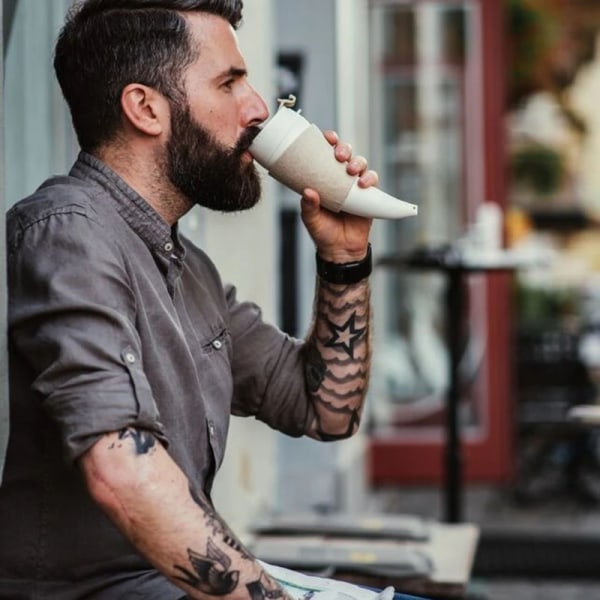 Getmugg Hornformad kaffeflaska med axelrem Creative Portable Dricksvattenkopp Present 230ml White
