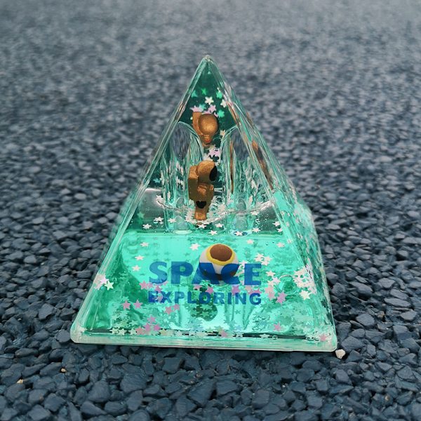 Flytande kvicksand Pyramid Blyertspenna Hållare Mysterious Space Akryl Harts Skrivbord Dekorativ Organizer Gold