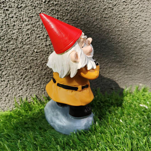Nyckfull Arg Gammal Mr Gnome Dvärg Hållande Verktyg Varning Planka Skylt Staty Inomhus uteplats Veranda Poolside Gnomes Staty