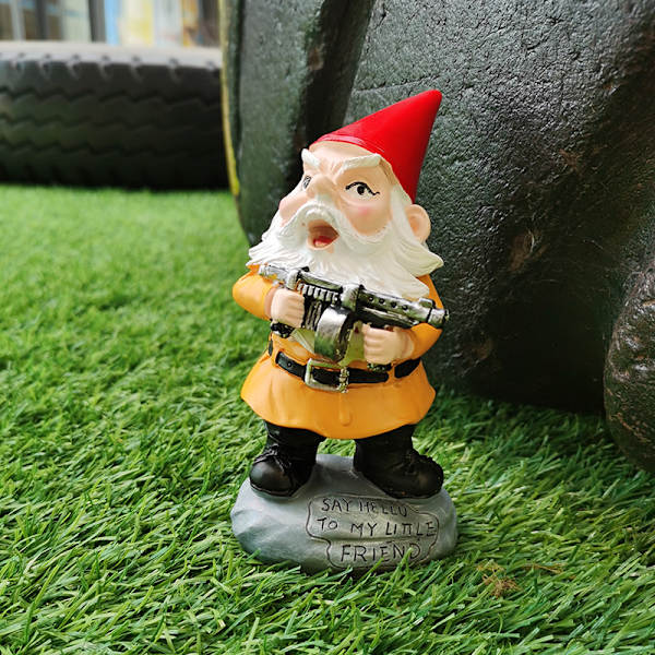 Nyckfull Arg Gammal Mr Gnome Dvärg Hållande Verktyg Varning Planka Skylt Staty Inomhus uteplats Veranda Poolside Gnomes Staty