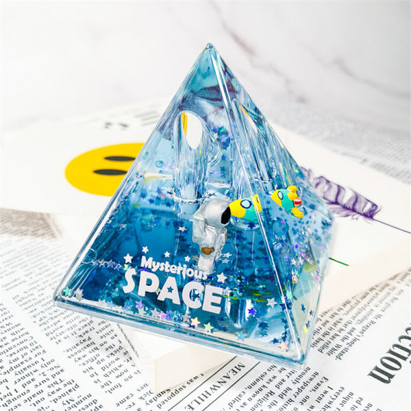 Flytande kvicksand Pyramid Blyertspenna Hållare Mysterious Space Akryl Harts Skrivbord Dekorativ Organizer Silver
