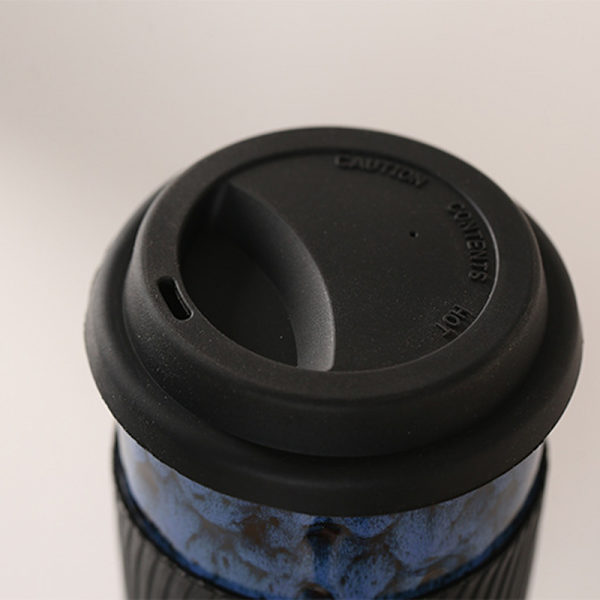 Keramisk mugg med silikonlock och hylsa Stor bärbar återanvändbar Bekväm och unik stil för vardagen Red