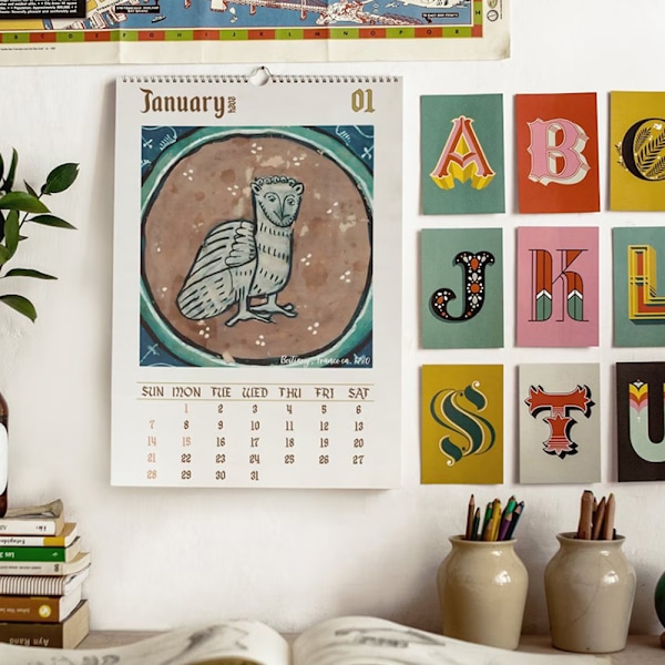 2024 Ugly Medieual Owl-Patern Wall Calendar Månadsvis visningskalender Idealisk present till nyår 2024
