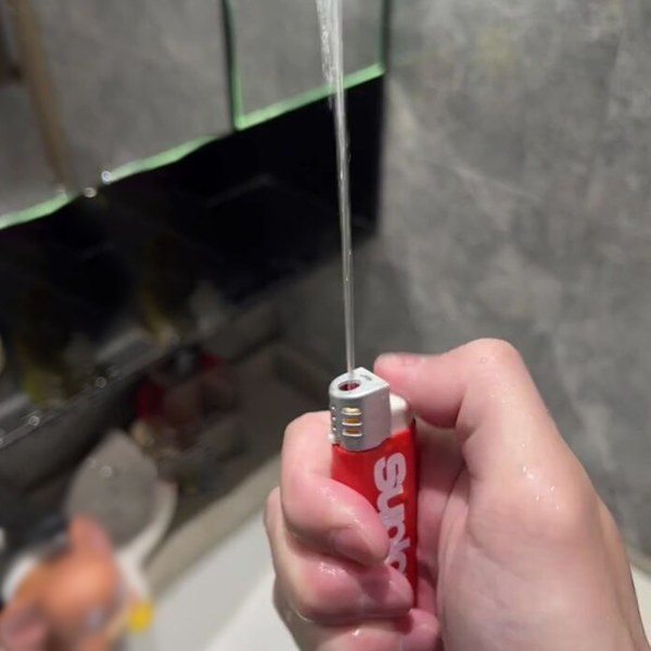 Simulering Mini Lighter Watergun Leksak Lustiga sprutar Vattenleksaker För fester Spratt Red