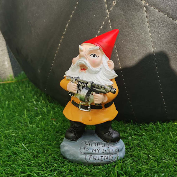 Nyckfull Arg Gammal Mr Gnome Dvärg Hållande Verktyg Varning Planka Skylt Staty Inomhus uteplats Veranda Poolside Gnomes Staty
