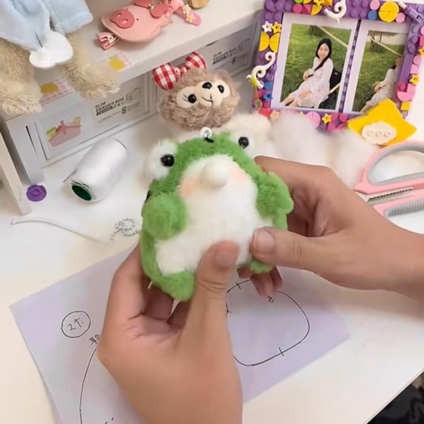 Lovely Cartoon Fuzzy Frogs Nyckelring/Gör-det-själv Material Väska Ryggsäck Hängande prydnad Rekvisita till Skolväska Nyckel Grey Material Package
