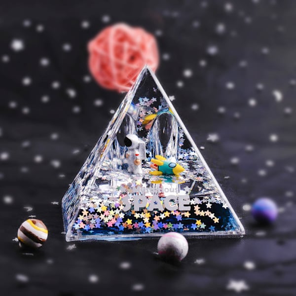 Flytande kvicksand Pyramid Blyertspenna Hållare Mysterious Space Akryl Harts Skrivbord Dekorativ Organizer Silver