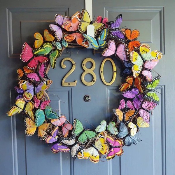 Vacker fjärilskrans konstgjord ytterdörrshänge för våren utomhus Butterfly Wreath