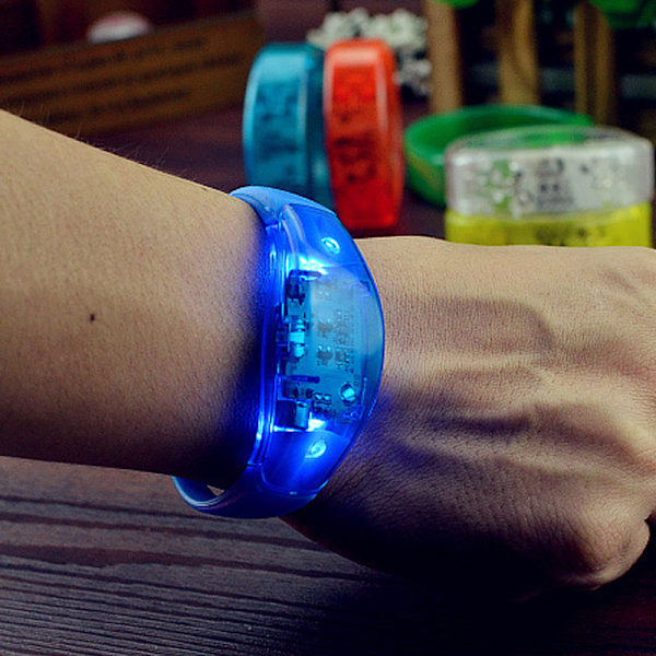Nattklubb Luminous LED-armband Ljud Vibration Luminescens Silikonarmband Födelsedagsfest Luminous Armband Red