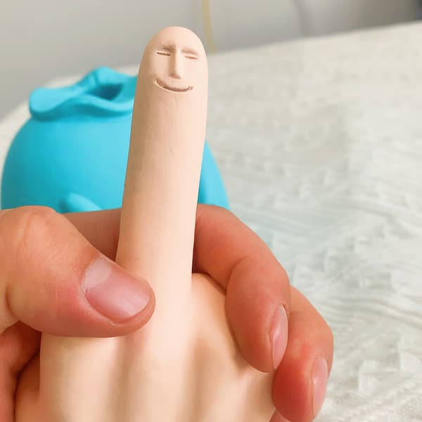 Rolig dekoration av harts med långfinger Middle Finger