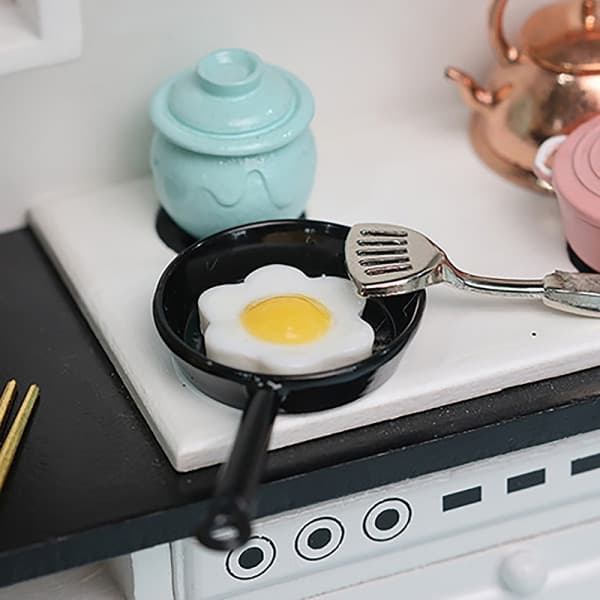 IC 1 sett 1:12 dukkehus miniatyr stekte eggpanner for dukkehus K