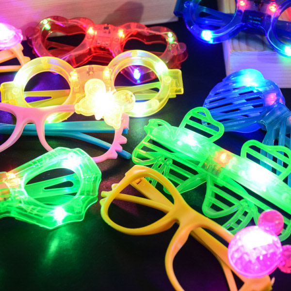 IC 21 kpl LED-lasit 7 muotoa 6 LED Glow In The Dark Festatarvikkeet Suosikit lapsille Aikuisten sulkeutuminen sydän pyöreä tähti perhonen Glow Sticks