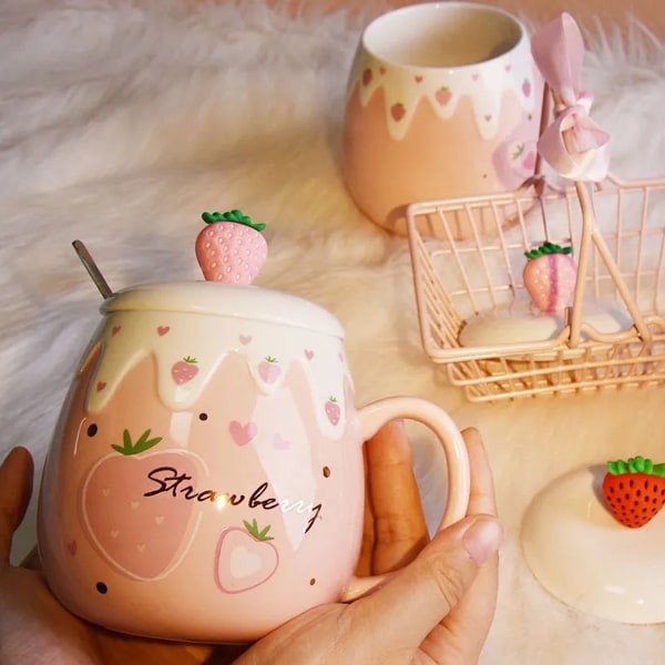 Söt jordgubbskopp Rosa kaffekopp Keramisk kopp Mjölkfruktkopp med utsøkt lås Sked 500 ml