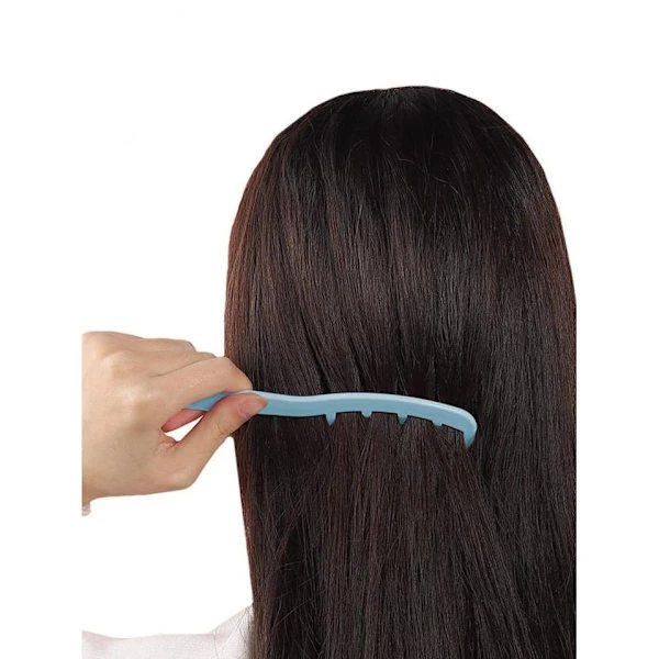 Create a relaxed zig-zag parting with this unique comb! Blue
