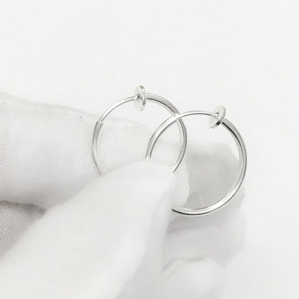 IC Clip-on-örhängen 1 par, fastklämda på en titanpläterad ring med 20 mm diameter