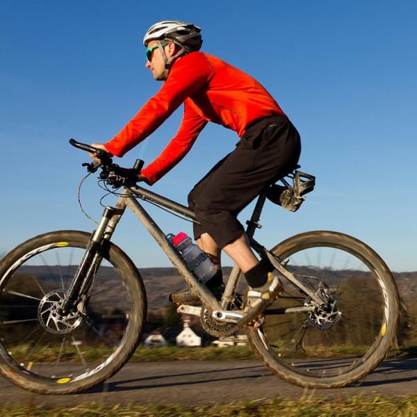 Cykelvattenflaskhållare Framgaffelmontering Aluminiumlegering Lastställ med remmar för mountainbikes Cykling och utomhusfärder Svart