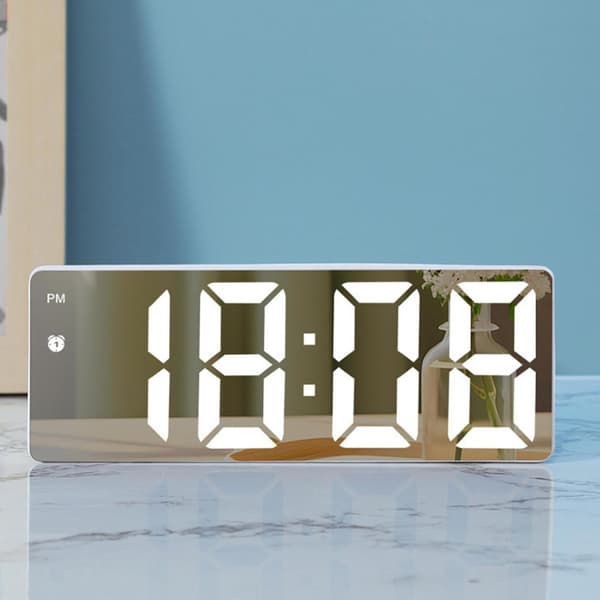 Digital väckarklocka, stor LED-spegeldisplay med datum och temperatur, tysta flera larm för sovrummets nattduksbord, vit