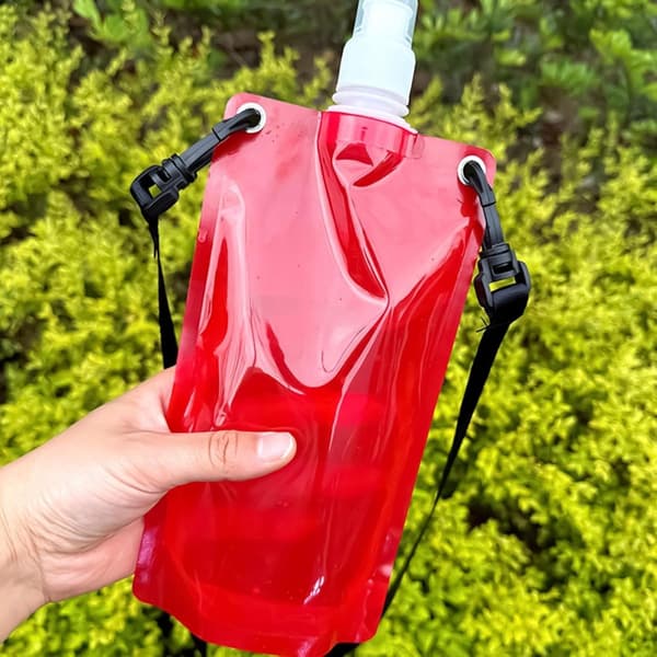 Hopfällbara vattenflaskor, 2-pack, 650 ml PE återanvändbara flaskor med bärremmar, läckagesäkra, för cykling, vandring och festivaler, röd