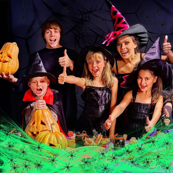 Selvlysende edderkoppespind til Halloween-dekoration 300g, strækbart edderkoppespind med 60 sorte edderkopper til indendørs og udendørs brug i hjemmet, haven og til fester