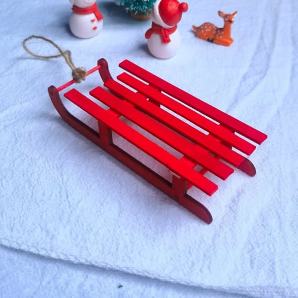 Rød tre nisse-slede - 12 cm x 5 cm x 2,7 cm (1 stk) - Midtpunkt lysdesign